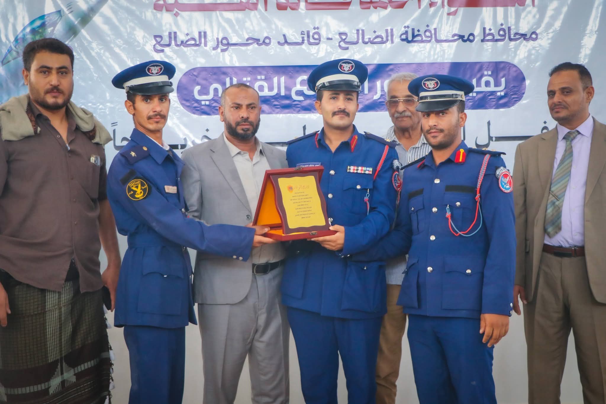 محافظ الضالع يكرّم خريجي كلية الطيران والدفاع الجوي الدفعة الـ34 من منتسبي محور الضالع - محافظ الضالع يكرّم خريجي كلية الطيران والدفاع الجوي الدفعة الـ34 من منتسبي محور الضالع -