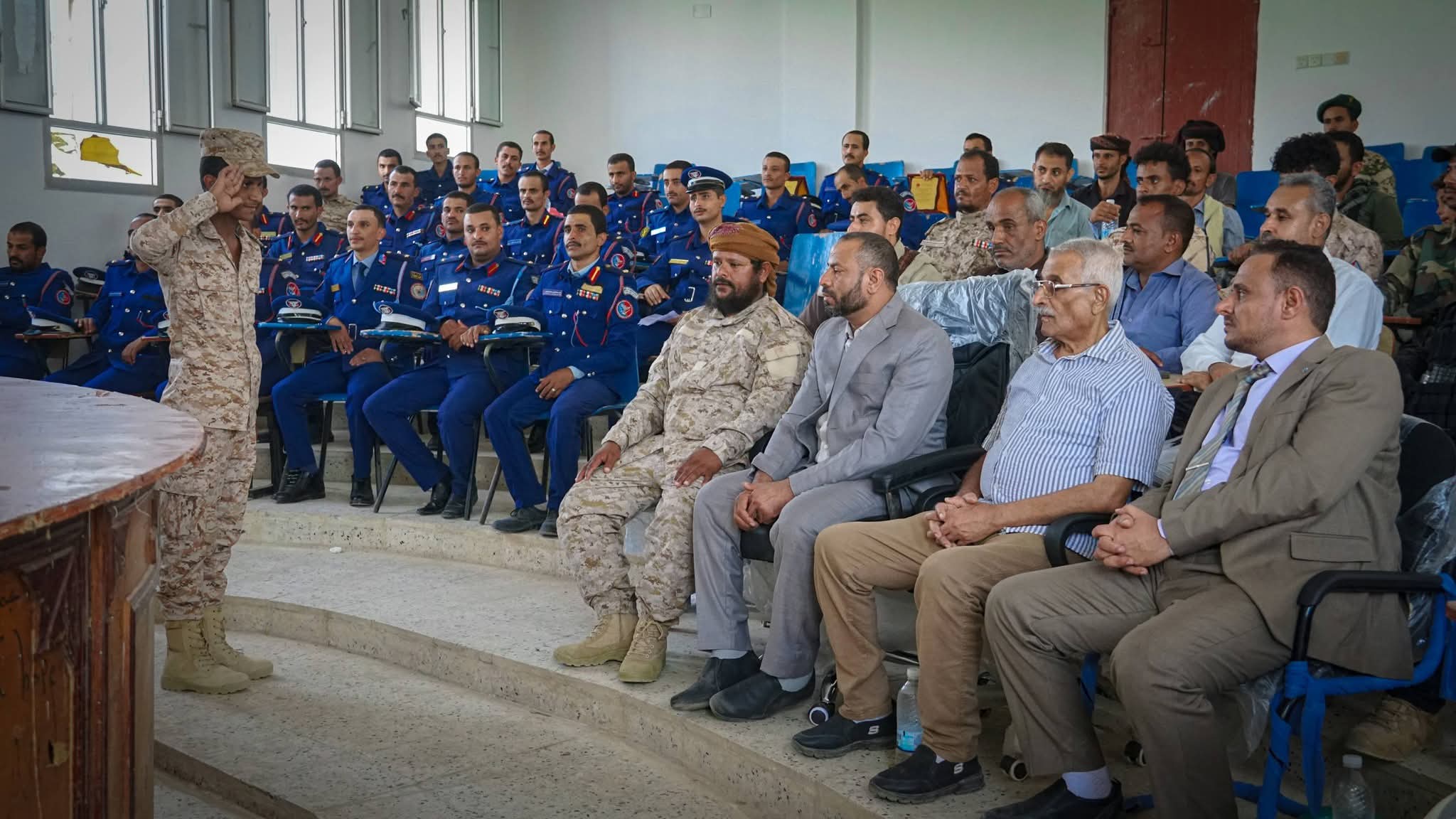 محافظ الضالع يكرّم خريجي كلية الطيران والدفاع الجوي الدفعة الـ34 من منتسبي محور الضالع - محافظ الضالع يكرّم خريجي كلية الطيران والدفاع الجوي الدفعة الـ34 من منتسبي محور الضالع -