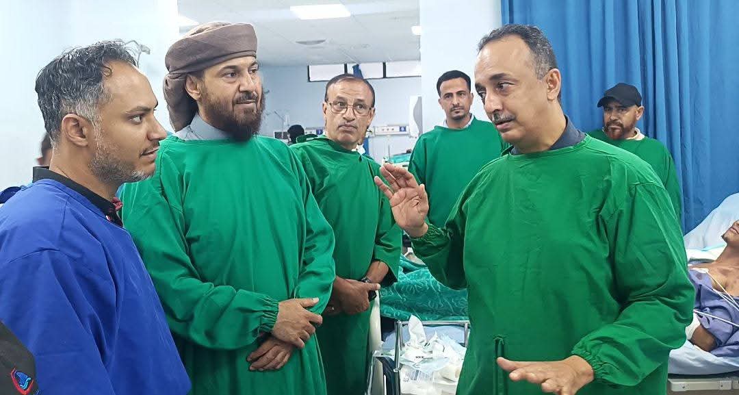مديرصحة عدن يطمئن على أحوال المصابين من حادث إنفجارفي معسكر قوات العمالقة مديرصحة عدن يطمئن على أحوال المصابين من حادث إنفجارفي معسكر قوات العمالقة