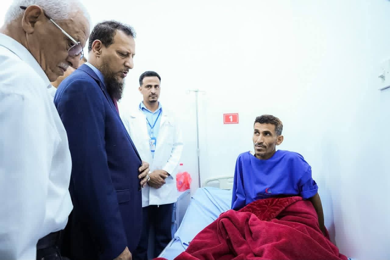 المحافظ "شيخ" يتفقد جرحى انفجار معسكر العمالقة ويشدد على أهمية إيلائهم الرعاية الطبية الكاملة - المحافظ "شيخ" يتفقد جرحى انفجار معسكر العمالقة ويشدد على أهمية إيلائهم الرعاية الطبية الكاملة -