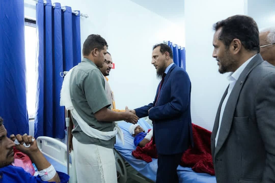 المحافظ "شيخ" يتفقد جرحى انفجار معسكر العمالقة ويشدد على أهمية إيلائهم الرعاية الطبية الكاملة - المحافظ "شيخ" يتفقد جرحى انفجار معسكر العمالقة ويشدد على أهمية إيلائهم الرعاية الطبية الكاملة -