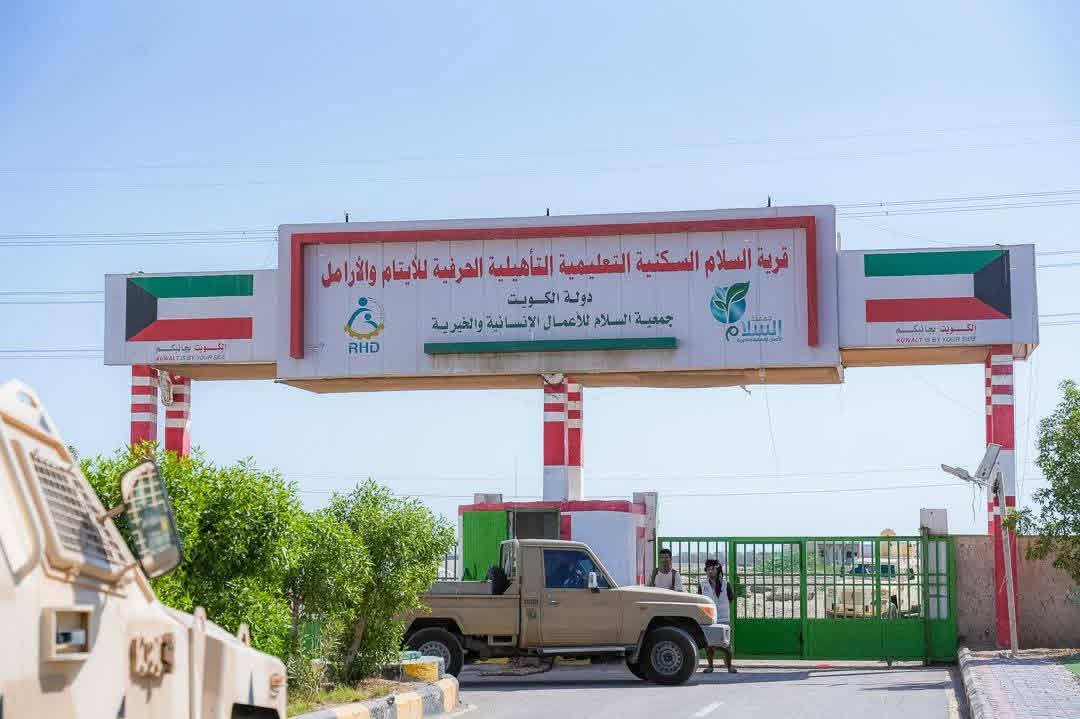المحافظ شيخ يضع حجر أساس المرحلة الثانية من مشروع مدينة السلام بتمويل أهل الكويت والخليج - المحافظ شيخ يضع حجر أساس المرحلة الثانية من مشروع مدينة السلام بتمويل أهل الكويت والخليج -
