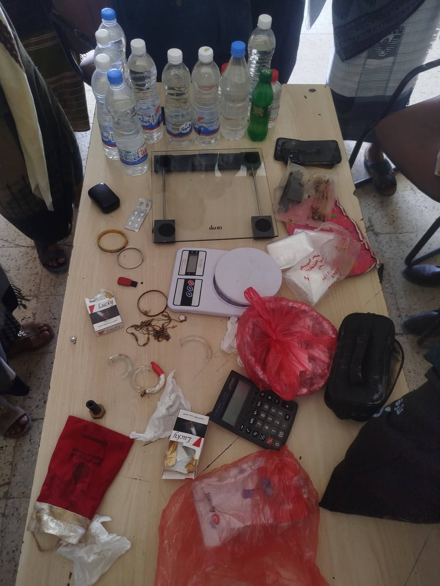 أمن المهرة يضبط مصنعاً للخمور ومروجاً لمادة الشبو المخدرة في عمليتين منفصلتين بالغيضة - أمن المهرة يضبط مصنعاً للخمور ومروجاً لمادة الشبو المخدرة في عمليتين منفصلتين بالغيضة -
