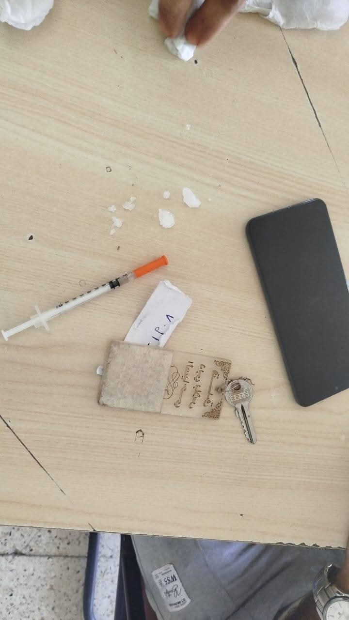 أمن المهرة يضبط مصنعاً للخمور ومروجاً لمادة الشبو المخدرة في عمليتين منفصلتين بالغيضة - أمن المهرة يضبط مصنعاً للخمور ومروجاً لمادة الشبو المخدرة في عمليتين منفصلتين بالغيضة -