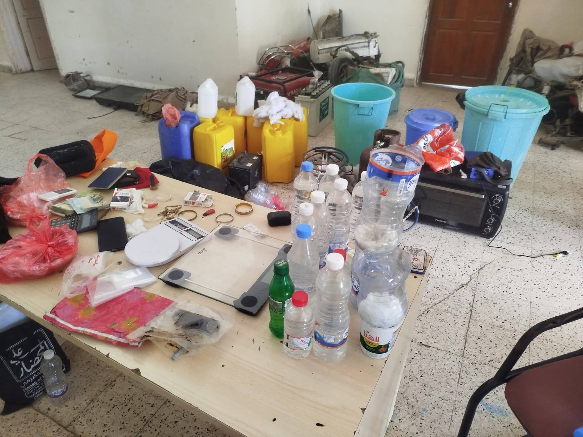أمن المهرة يضبط مصنعاً للخمور ومروجاً لمادة الشبو المخدرة في عمليتين منفصلتين بالغيضة - أمن المهرة يضبط مصنعاً للخمور ومروجاً لمادة الشبو المخدرة في عمليتين منفصلتين بالغيضة -