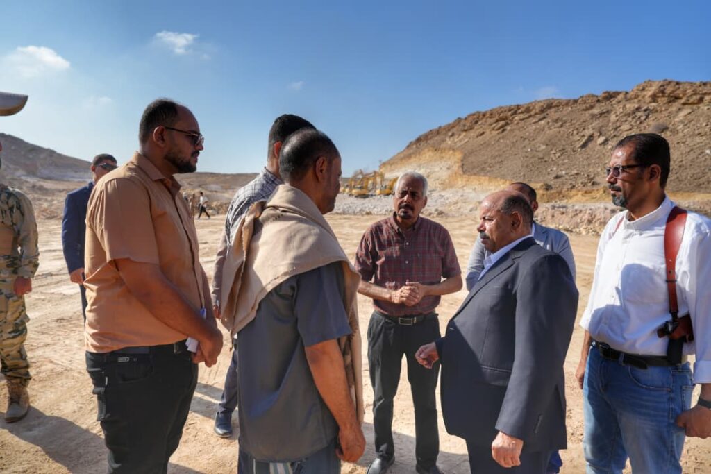 الخنبشي يطلع على نسبة إنجاز مشروع تمهيد وتسوير موقع محطة توليد الكهربائي الإسعافية بساحل حضرموت الخنبشي يطلع على نسبة إنجاز مشروع تمهيد وتسوير موقع محطة توليد الكهربائي الإسعافية بساحل حضرموت