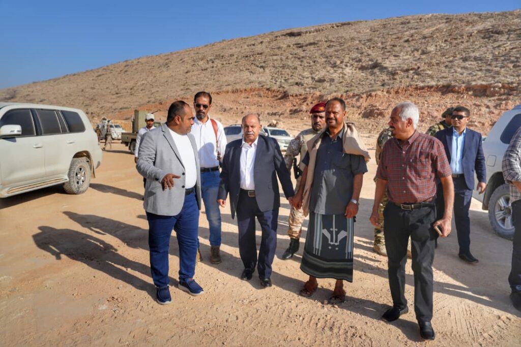 الخنبشي يطلع على نسبة إنجاز مشروع تمهيد وتسوير موقع محطة توليد الكهربائي الإسعافية بساحل حضرموت الخنبشي يطلع على نسبة إنجاز مشروع تمهيد وتسوير موقع محطة توليد الكهربائي الإسعافية بساحل حضرموت