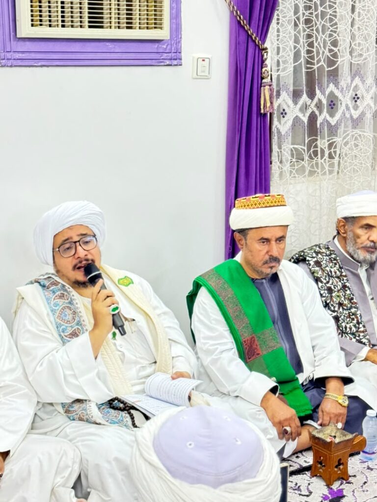 الحبيب المنصب سقاف بن عمر بن علوي بن محمد بن محمد العيدروس يستقبل الحبيب محمد الحبشي في منزلة بمنطقة تاربة . الحبيب المنصب سقاف بن عمر بن علوي بن محمد بن محمد العيدروس يستقبل الحبيب محمد الحبشي في منزلة بمنطقة تاربة .