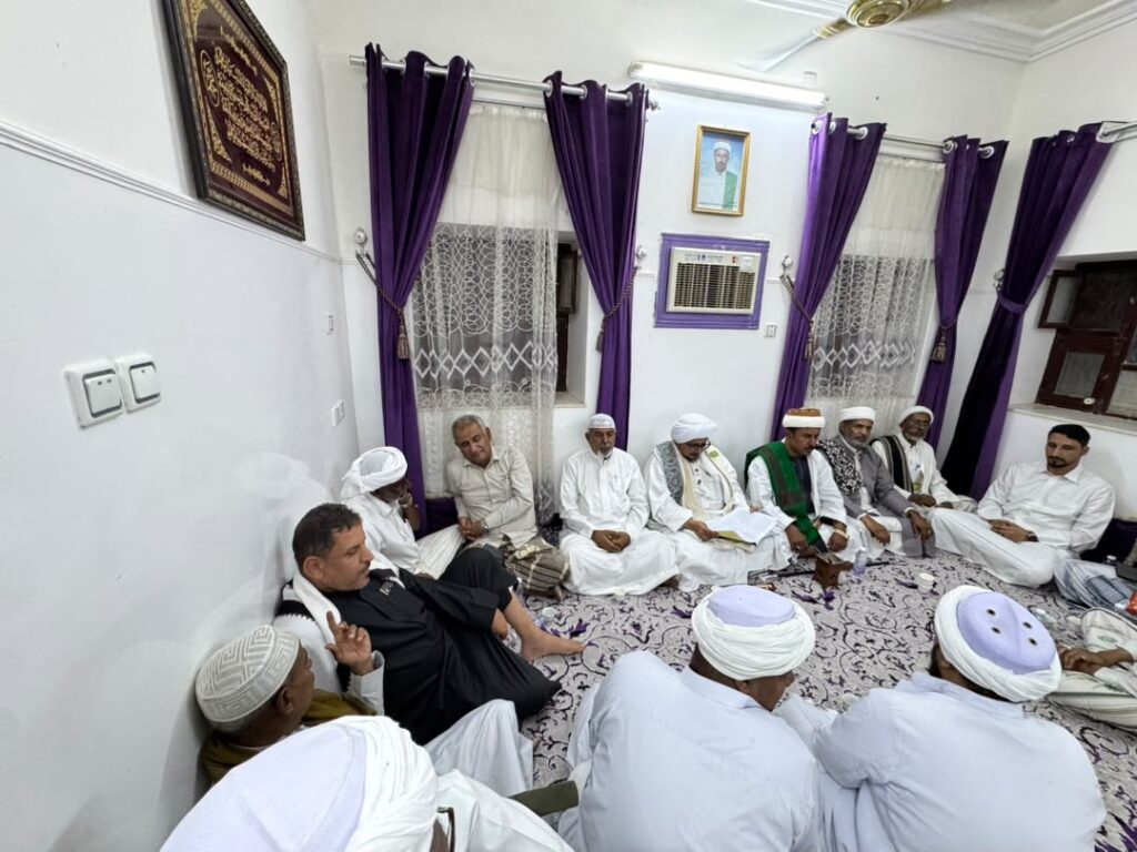 الحبيب المنصب سقاف بن عمر بن علوي بن محمد بن محمد العيدروس يستقبل الحبيب محمد الحبشي في منزلة بمنطقة تاربة . الحبيب المنصب سقاف بن عمر بن علوي بن محمد بن محمد العيدروس يستقبل الحبيب محمد الحبشي في منزلة بمنطقة تاربة .