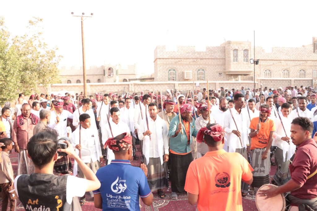 التعاون يصنع الفرحة في مسيلة آل شيخ بمديرية تريم.. مهرجان الوصال الخامس يحتفي بزفاف 56 عريساً وعروساً التعاون يصنع الفرحة في مسيلة آل شيخ بمديرية تريم.. مهرجان الوصال الخامس يحتفي بزفاف 56 عريساً وعروساً