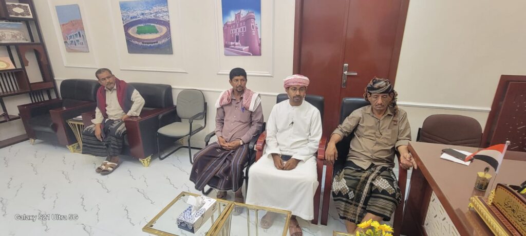 مدير عام سيئون يلتقي لجنة متابعة مشروع مياه تاربة الشرقي ويؤكد السعي لإنهاء معاناة المواطنين مدير عام سيئون يلتقي لجنة متابعة مشروع مياه تاربة الشرقي ويؤكد السعي لإنهاء معاناة المواطنين