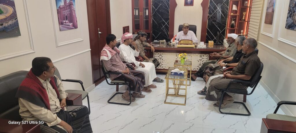 مدير عام سيئون يلتقي لجنة متابعة مشروع مياه تاربة الشرقي ويؤكد السعي لإنهاء معاناة المواطنين مدير عام سيئون يلتقي لجنة متابعة مشروع مياه تاربة الشرقي ويؤكد السعي لإنهاء معاناة المواطنين