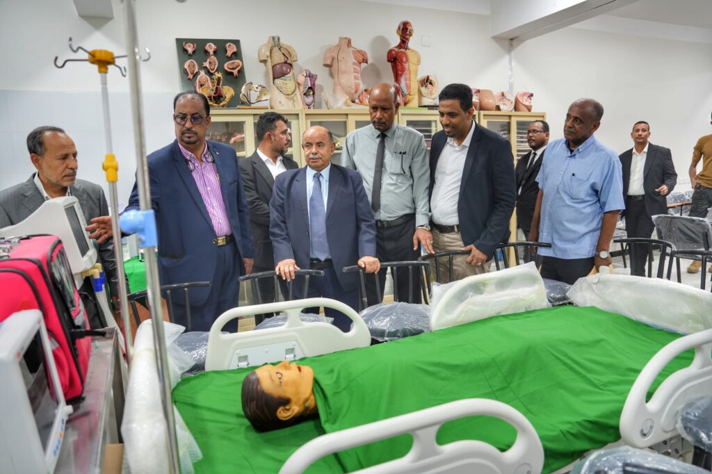 عضو مجلس القيادة الخنبشي يفتتح مبنى السيدة وداد الأدهم بمعهد العلوم الصحية بحضرموت عضو مجلس القيادة الخنبشي يفتتح مبنى السيدة وداد الأدهم بمعهد العلوم الصحية بحضرموت