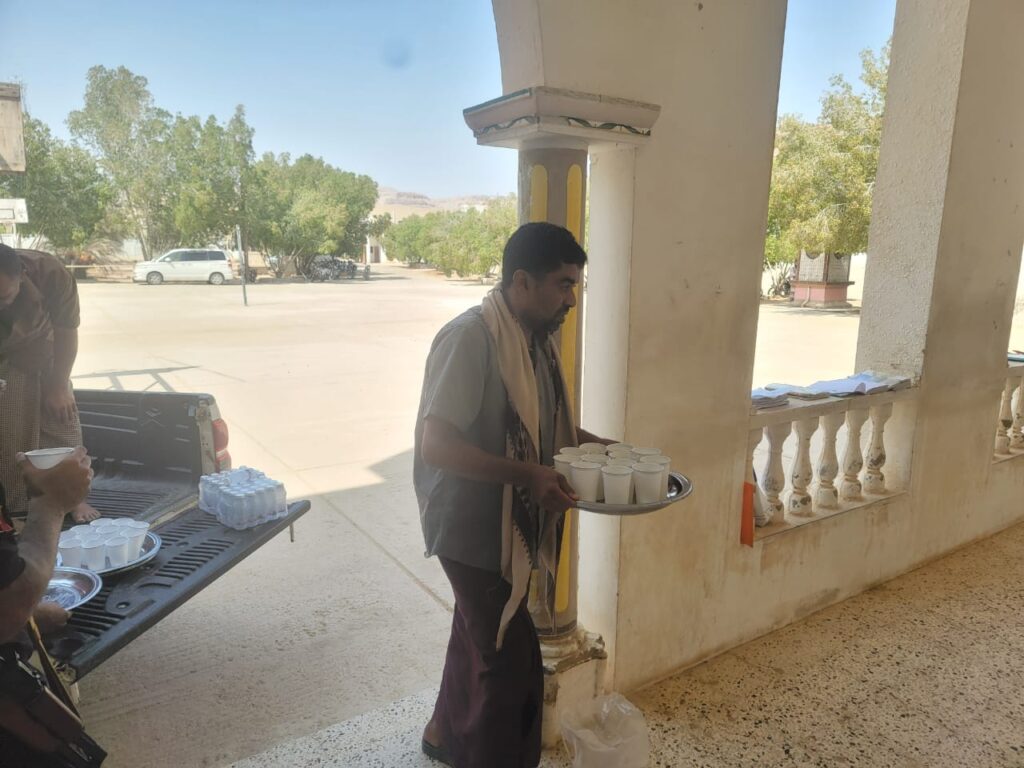 ملتقى شباب البلاد التطوعي بتاربة ينفذ مبادرة اجتماعية للتخفيف من شدة الحر على عدد من المرافق الخدمية وطلاب المدارس في تاربة بمديرية سيئون ملتقى شباب البلاد التطوعي بتاربة ينفذ مبادرة اجتماعية للتخفيف من شدة الحر على عدد من المرافق الخدمية وطلاب المدارس في تاربة بمديرية سيئون