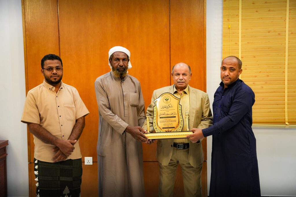 الخنبشي يشيد بالمبادرات المجتمعية الداعمة للشباب وجهود لجنة تنظيم الزواج الجماعي بمديرية حجر – الخشعة الخنبشي يشيد بالمبادرات المجتمعية الداعمة للشباب وجهود لجنة تنظيم الزواج الجماعي بمديرية حجر – الخشعة