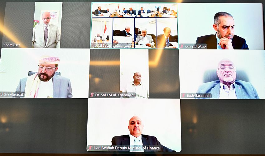 رئيس مجلس القيادة يرأس اجتماعا حكوميا مصغرا لدعم جهود التعافي وانتظام الرواتب وامدادات الخدمات - رئيس مجلس القيادة يرأس اجتماعا حكوميا مصغرا لدعم جهود التعافي وانتظام الرواتب وامدادات الخدمات -