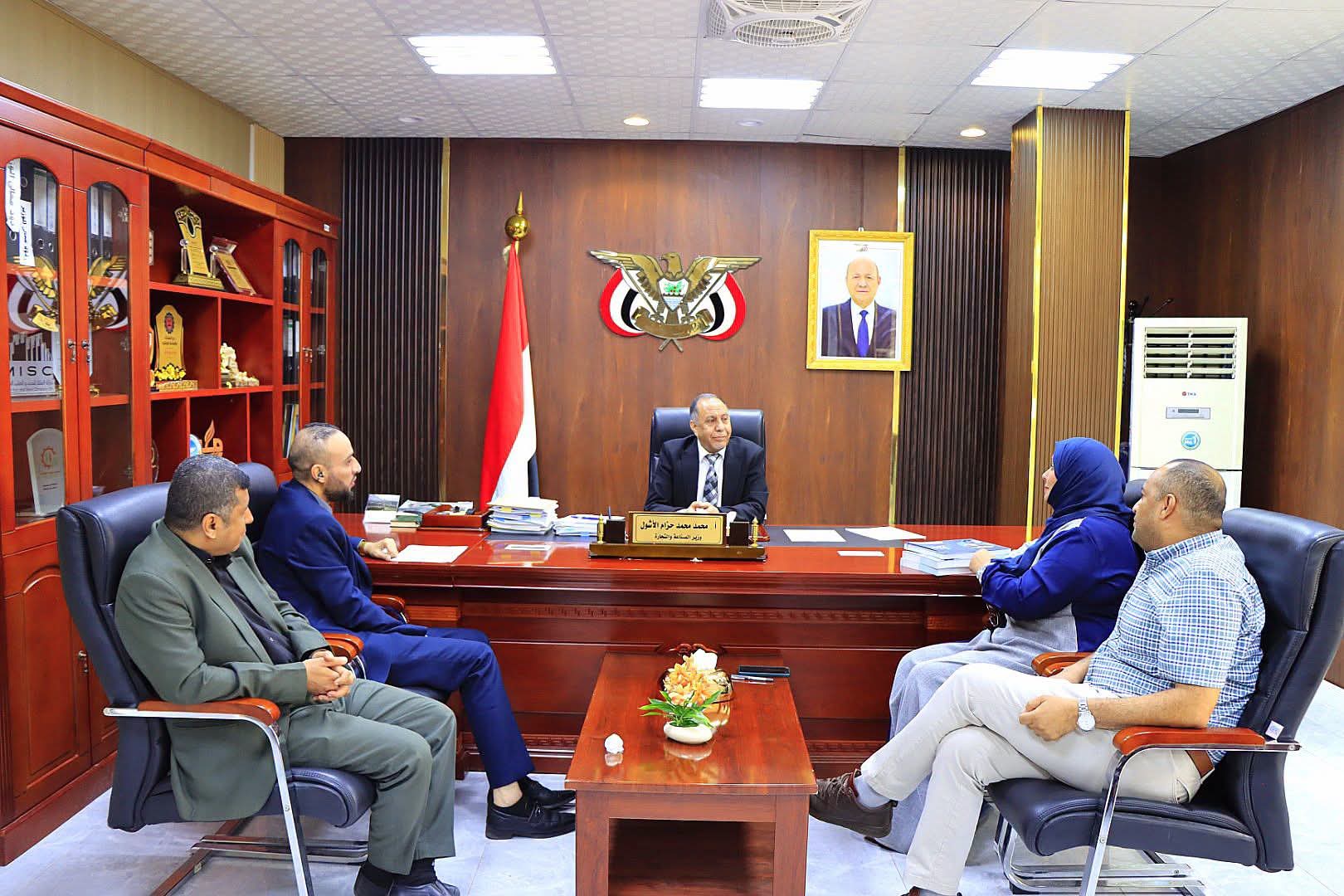 وزير الصناعة والتجارة يبحث مع نيابة الصناعة تعزيز إنفاذ القوانين وتطوير الخدمات الرقمية لمعالجة القضايا التجارية - وزير الصناعة والتجارة يبحث مع نيابة الصناعة تعزيز إنفاذ القوانين وتطوير الخدمات الرقمية لمعالجة القضايا التجارية -