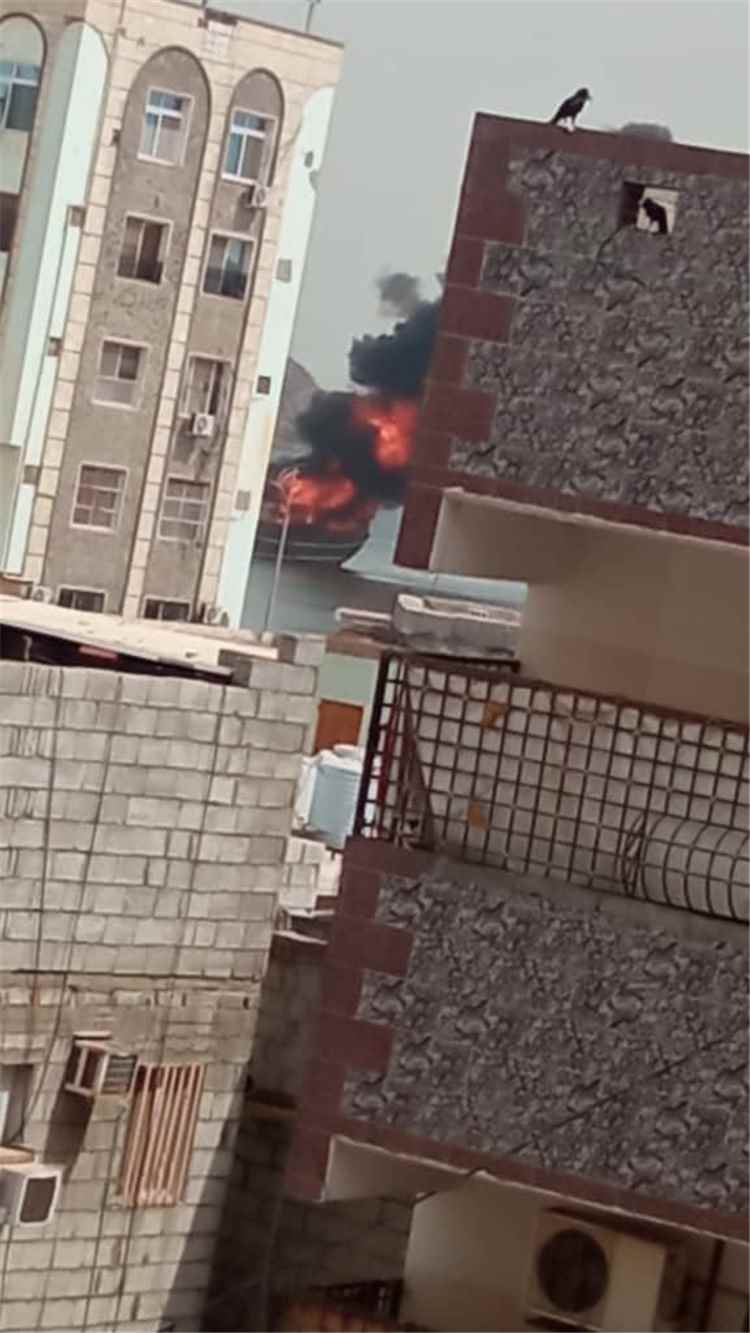 احتراق قارب صيد بالقرب من ميناء المعلا في عدن - احتراق قارب صيد بالقرب من ميناء المعلا في عدن -
