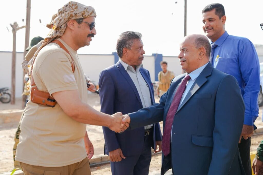 بدعم وحضور قائد قوات التحالف العربي بمحافظتي حضرموت والمهرة.. الخنبشي يفتتح مشاريع أمنية بالمكلا بدعم وحضور قائد قوات التحالف العربي بمحافظتي حضرموت والمهرة.. الخنبشي يفتتح مشاريع أمنية بالمكلا