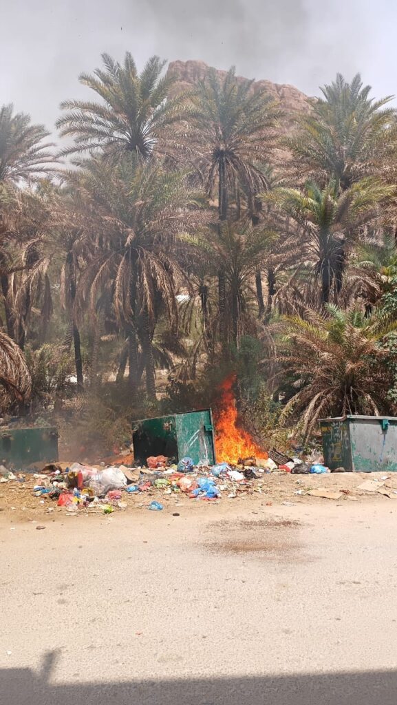 عاجل | حريق يشتعل في نخيل الخريبة بعد إشعال النفايات وسط اتهامات بتجاهل ملف النظافة "صور" عاجل | حريق يشتعل في نخيل الخريبة بعد إشعال النفايات وسط اتهامات بتجاهل ملف النظافة "صور"