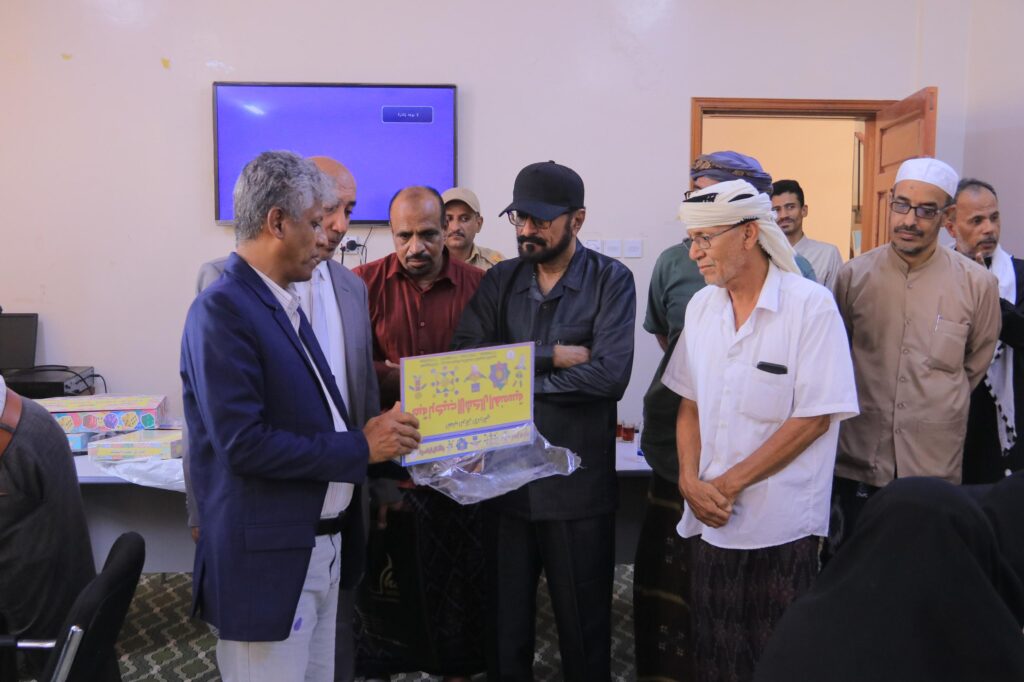 مدير عام شبام يدشن البرنامج التدريبي الأول لمربيات رياض الأطفال لتوظيف المخلفات الصلبة في صناعة الوسائل التعليمية مدير عام شبام يدشن البرنامج التدريبي الأول لمربيات رياض الأطفال لتوظيف المخلفات الصلبة في صناعة الوسائل التعليمية