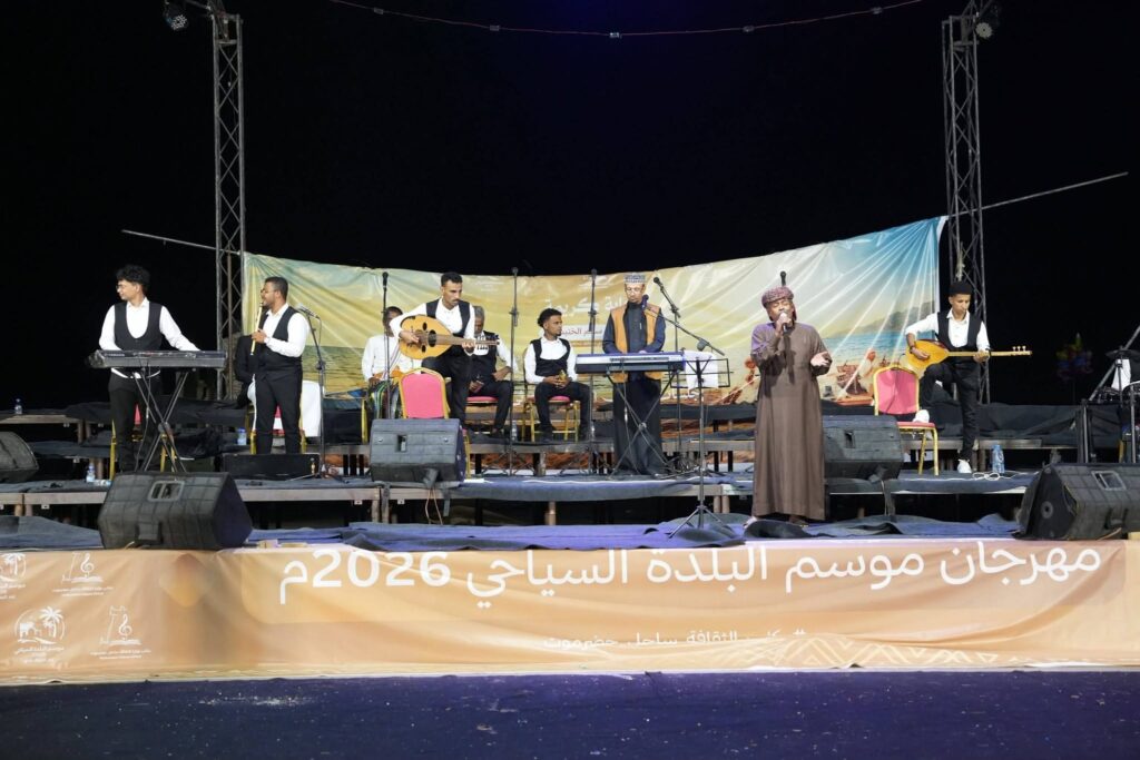عضو مجلس القيادة الخنبشي يشارك أبناء حضرموت وزوارها جانبا من فعاليات مهرجان موسم البلدة السياحي عضو مجلس القيادة الخنبشي يشارك أبناء حضرموت وزوارها جانبا من فعاليات مهرجان موسم البلدة السياحي