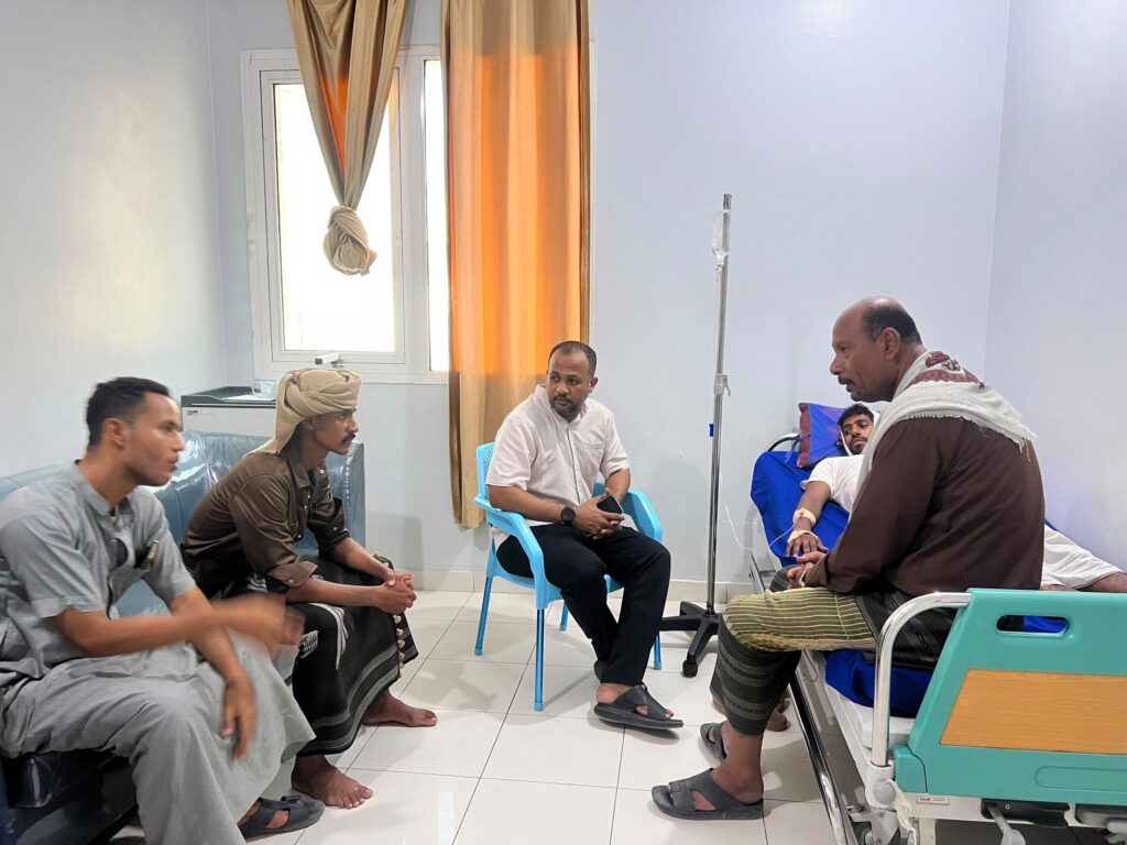 بتوجيهات الخنبشي..الوكيل المساعد باعلوي يطمئن على المواطن محمد بن خميس ويدين الاعتداء عليه ويشيد بإجراءات ملاحقة الجناة في أبين بتوجيهات الخنبشي..الوكيل المساعد باعلوي يطمئن على المواطن محمد بن خميس ويدين الاعتداء عليه ويشيد بإجراءات ملاحقة الجناة في أبين