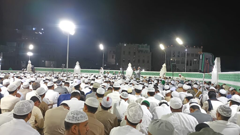 دوعن | الآلاف يحيون حولية الإمام أحمد بن محمد المحضار بالقويرة والحبيب عمر بن حفيظ يتصدر الحضور دوعن | الآلاف يحيون حولية الإمام أحمد بن محمد المحضار بالقويرة والحبيب عمر بن حفيظ يتصدر الحضور