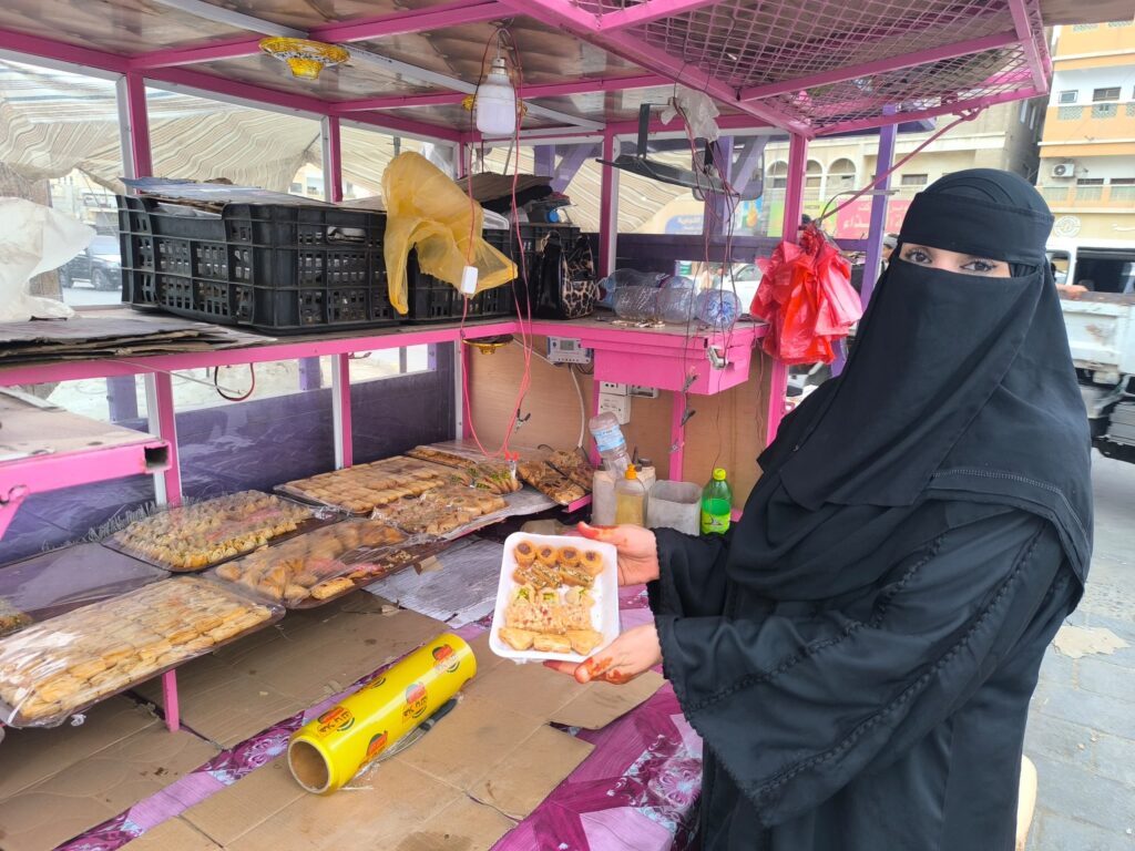 حين تُطعم العزيمة طفلين: حكاية امرأة سورية في المكلا حين تُطعم العزيمة طفلين: حكاية امرأة سورية في المكلا