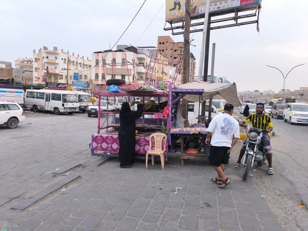 حين تُطعم العزيمة طفلين: حكاية امرأة سورية في المكلا حين تُطعم العزيمة طفلين: حكاية امرأة سورية في المكلا