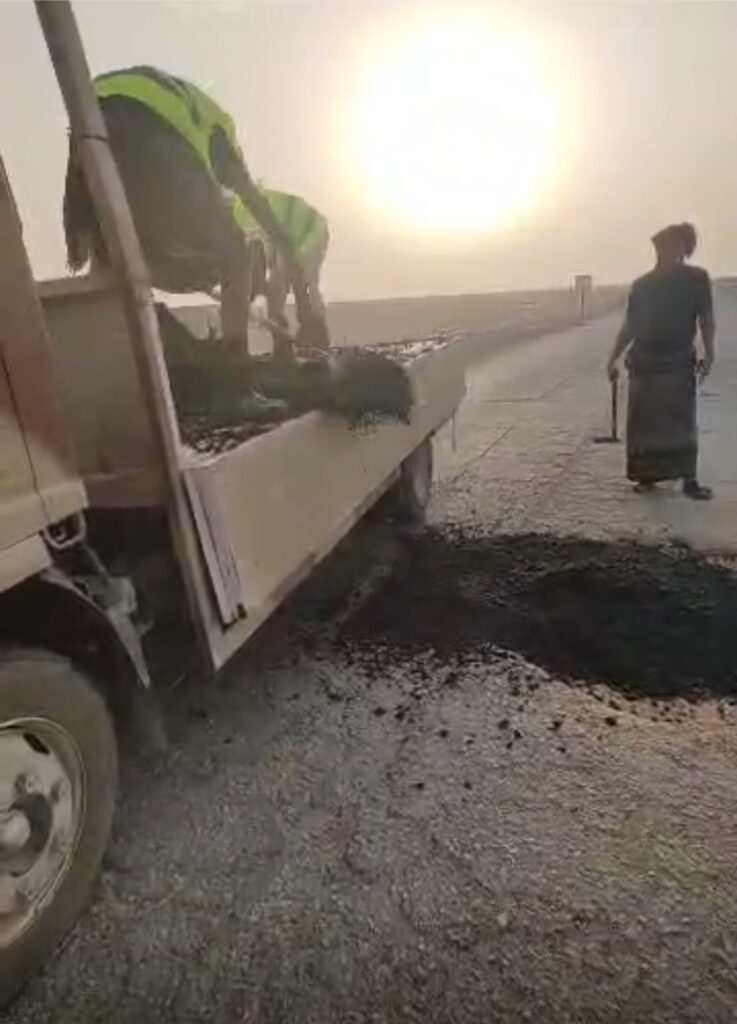 الأشغال العسكرية بالفرقة الأولى طوارئ تباشر إصلاح الحفر في الطريق الإسفلتي بين العبر والخشعة الأشغال العسكرية بالفرقة الأولى طوارئ تباشر إصلاح الحفر في الطريق الإسفلتي بين العبر والخشعة