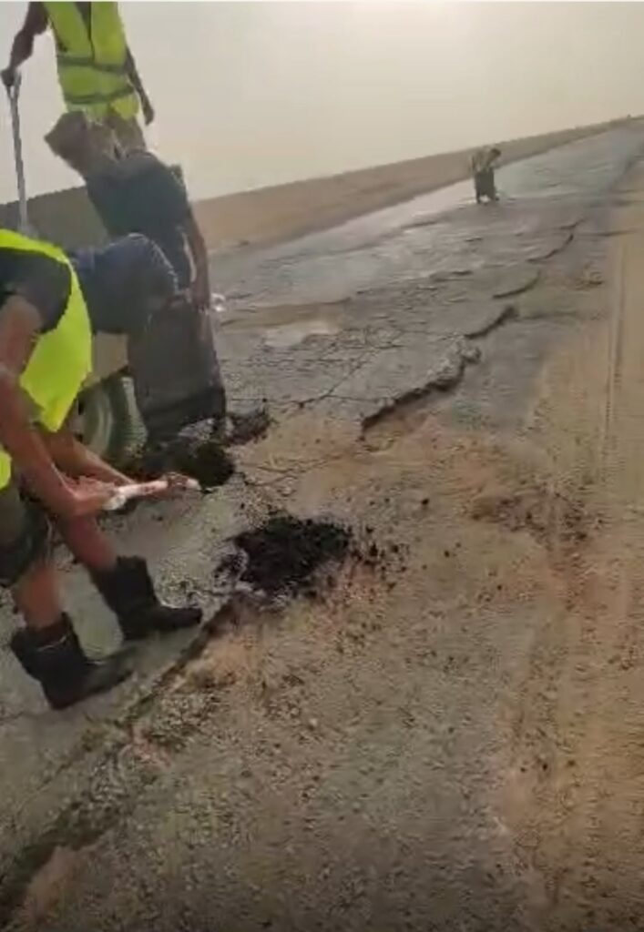 الأشغال العسكرية بالفرقة الأولى طوارئ تباشر إصلاح الحفر في الطريق الإسفلتي بين العبر والخشعة الأشغال العسكرية بالفرقة الأولى طوارئ تباشر إصلاح الحفر في الطريق الإسفلتي بين العبر والخشعة