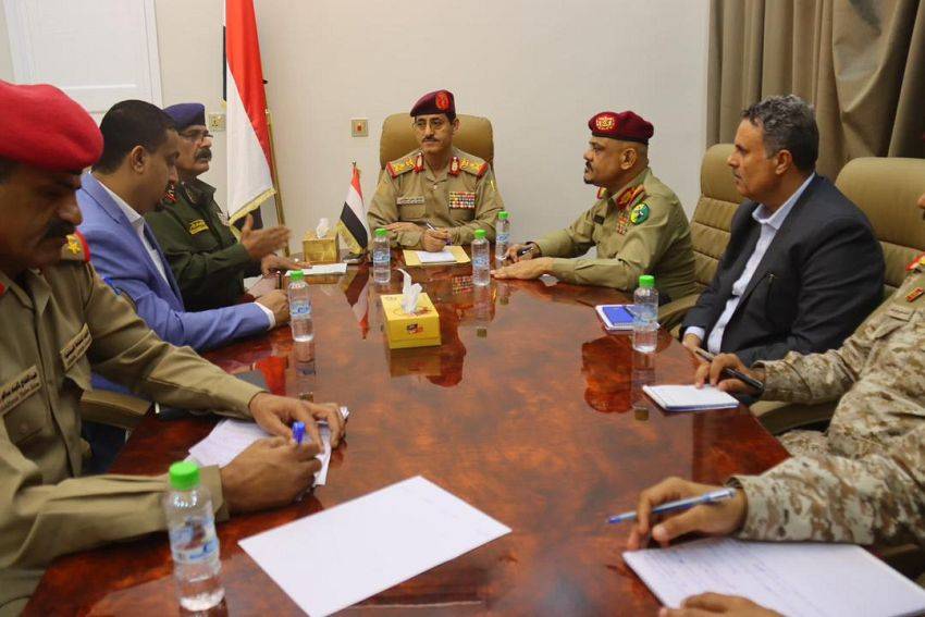 استنفار يمني وتأهب عسكري ضد التصعيد الإيراني جانب من اجتماع وزير الدفاع اليمني مع كبار القادة العسكريين (سبأ)