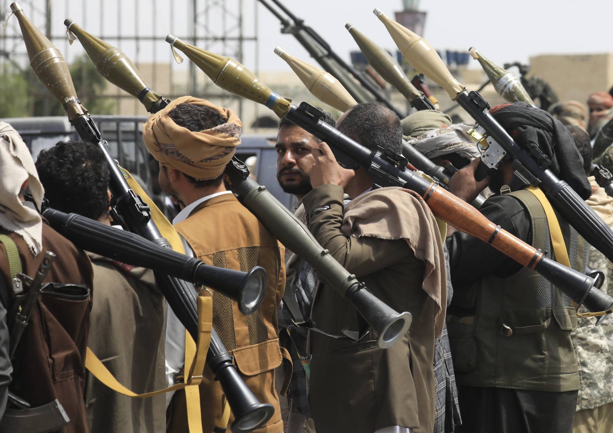 صحيفة: حشود عسكرية حوثية تسبق تنفيذ صفقة الأسرى - صحيفة: حشود عسكرية حوثية تسبق تنفيذ صفقة الأسرى -