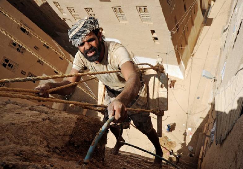 صحيفة: عمال اليمن محاصرون بين بطالة متفاقمة وأجور متدنية - صحيفة: عمال اليمن محاصرون بين بطالة متفاقمة وأجور متدنية -