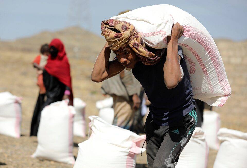 صحيفة: عمال اليمن محاصرون بين بطالة متفاقمة وأجور متدنية - صحيفة: عمال اليمن محاصرون بين بطالة متفاقمة وأجور متدنية -