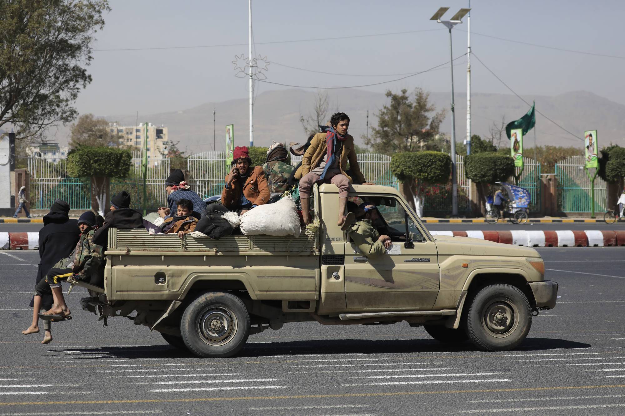 تهديدات الحوثيين للملاحة تنذر بموجة غلاء جديدة في اليمن تهديدات الحوثيين للملاحة تنذر بموجة غلاء جديدة في اليمن