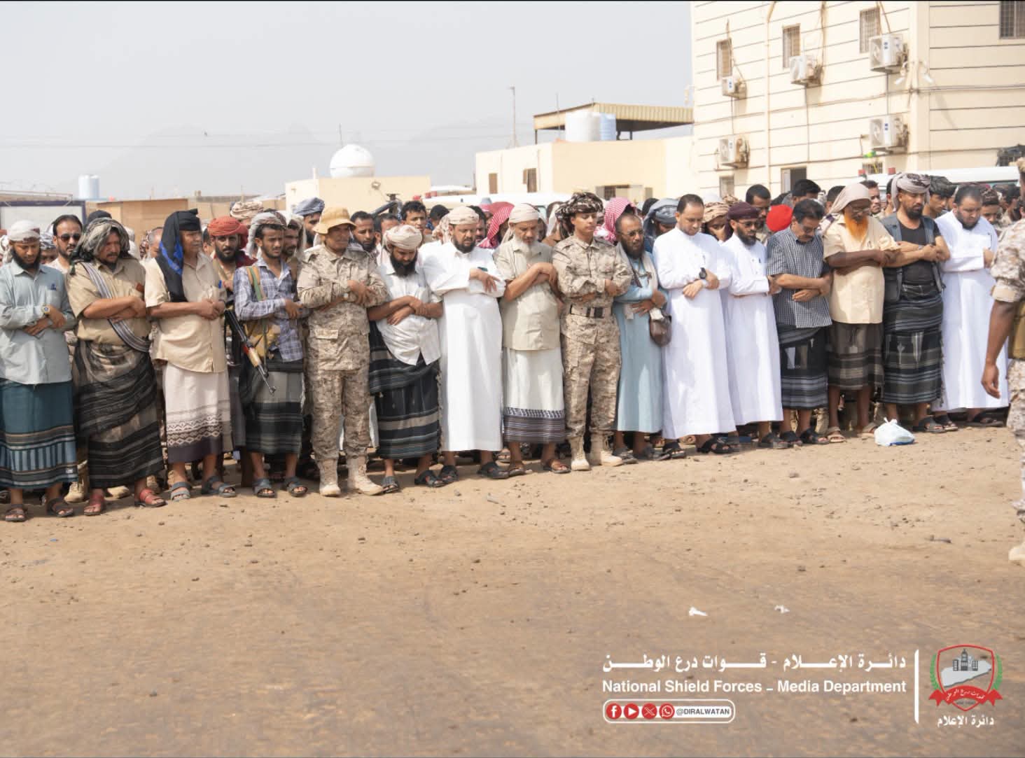 اللواء اللحجي يؤدي الصلاة على شهداء قوات درع الرطن في عدن اللواء اللحجي يؤدي الصلاة على شهداء قوات درع الرطن في عدن