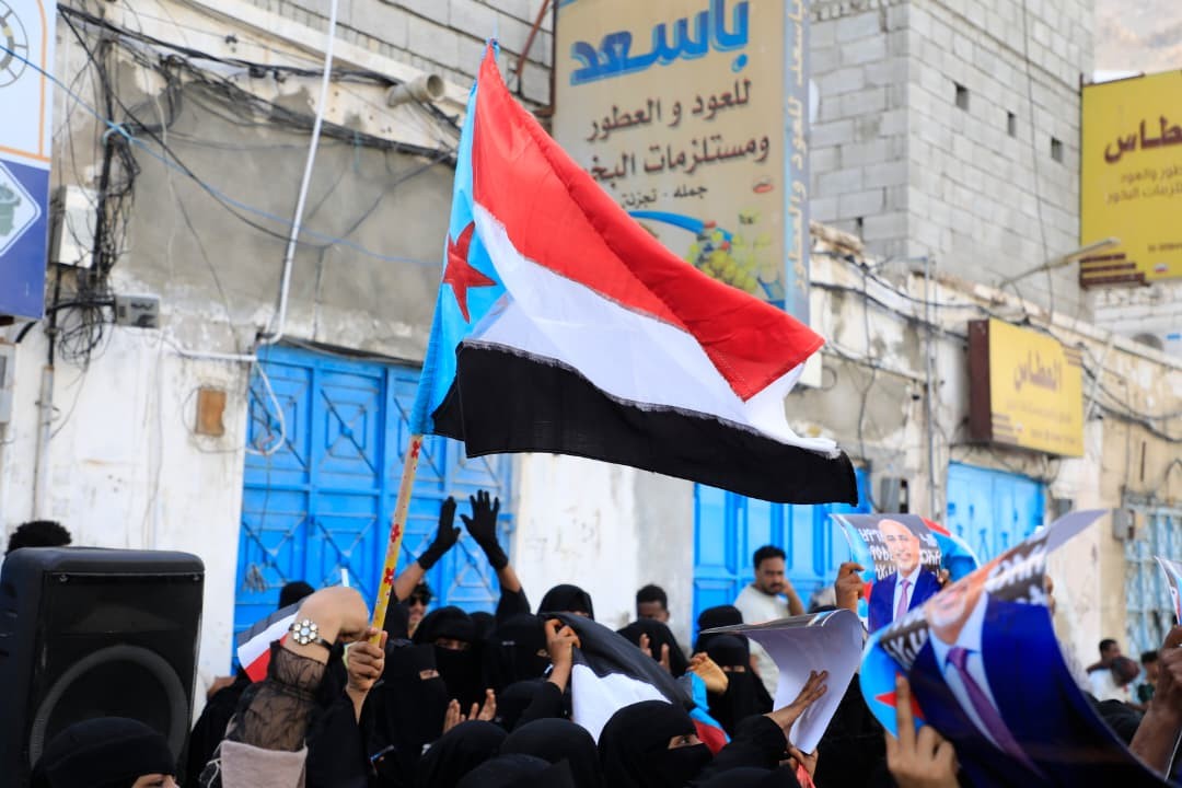 رغم القمع الأمني والانتشار العسكري .. المكلا تشهد تظاهرة جماهيرية حاشدة للتصعيد ضد الوصاية والاحتلال رغم القمع الأمني والانتشار العسكري .. المكلا تشهد تظاهرة جماهيرية حاشدة للتصعيد ضد الوصاية والاحتلال