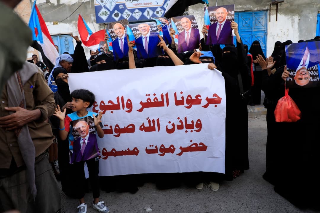رغم القمع الأمني والانتشار العسكري .. المكلا تشهد تظاهرة جماهيرية حاشدة للتصعيد ضد الوصاية والاحتلال رغم القمع الأمني والانتشار العسكري .. المكلا تشهد تظاهرة جماهيرية حاشدة للتصعيد ضد الوصاية والاحتلال