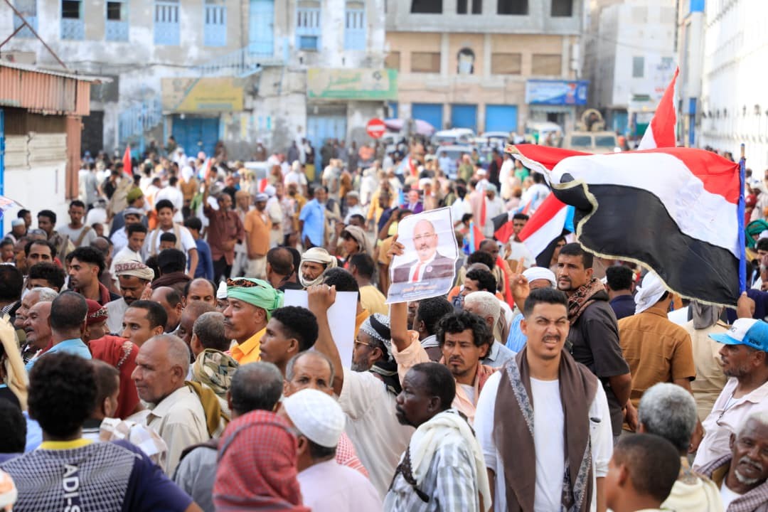 رغم القمع الأمني والانتشار العسكري .. المكلا تشهد تظاهرة جماهيرية حاشدة للتصعيد ضد الوصاية والاحتلال رغم القمع الأمني والانتشار العسكري .. المكلا تشهد تظاهرة جماهيرية حاشدة للتصعيد ضد الوصاية والاحتلال