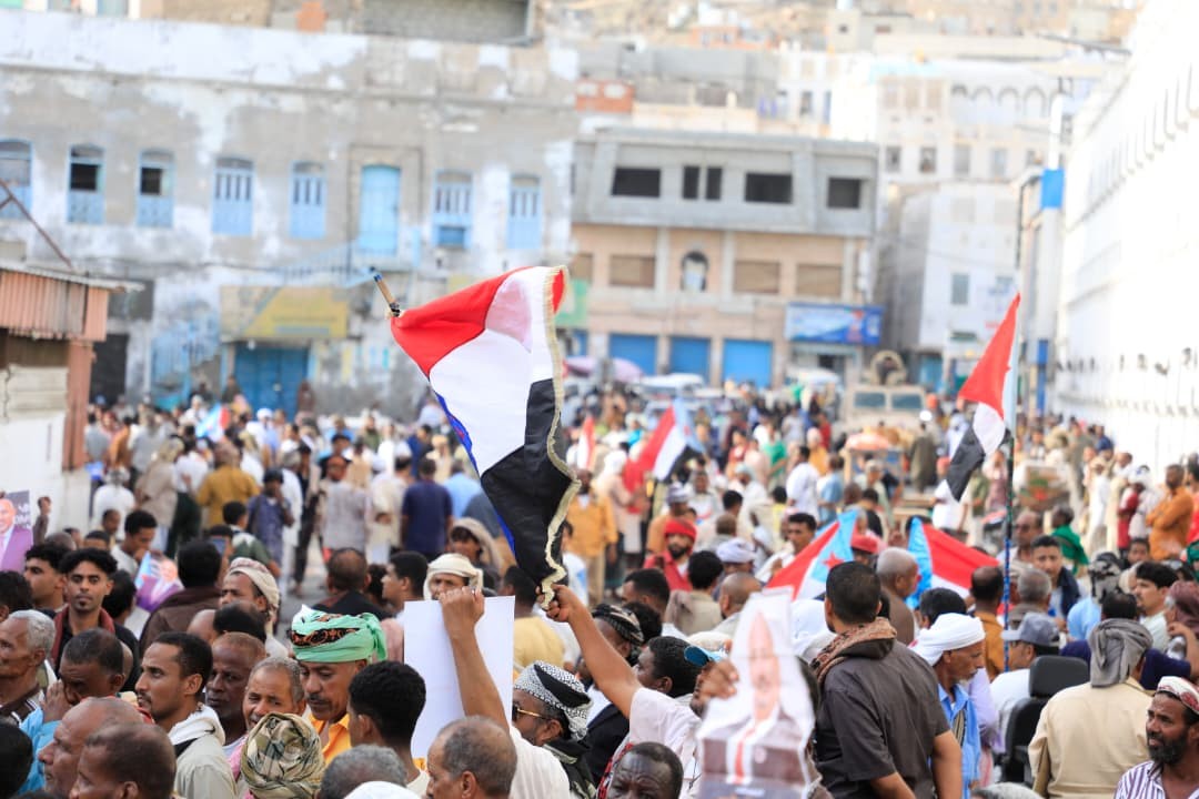 رغم القمع الأمني والانتشار العسكري .. المكلا تشهد تظاهرة جماهيرية حاشدة للتصعيد ضد الوصاية والاحتلال رغم القمع الأمني والانتشار العسكري .. المكلا تشهد تظاهرة جماهيرية حاشدة للتصعيد ضد الوصاية والاحتلال