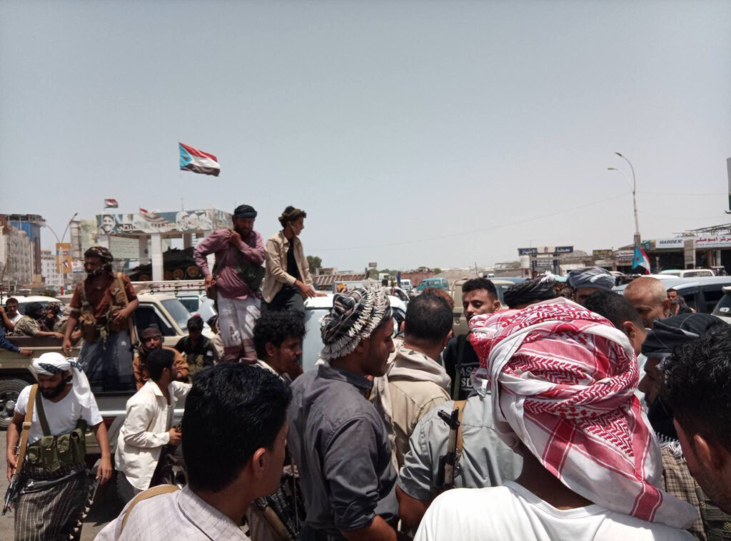 عاجل | شاهد بالصور اثناء انسحاب الحشود القبلية من ساحة العروض بعد اتفاق على تعزيز تأمين سجن المنصورة عاجل | شاهد بالصور اثناء انسحاب الحشود القبلية من ساحة العروض بعد اتفاق على تعزيز تأمين سجن المنصورة
