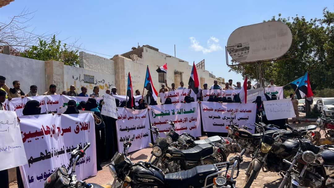 وقفة احتجاجية غاضبة في المكلا ترفض إدراج مدانين بالإرهاب ضمن صفقة تبادل الأسرى وقفة احتجاجية غاضبة في المكلا ترفض إدراج مدانين بالإرهاب ضمن صفقة تبادل الأسرى