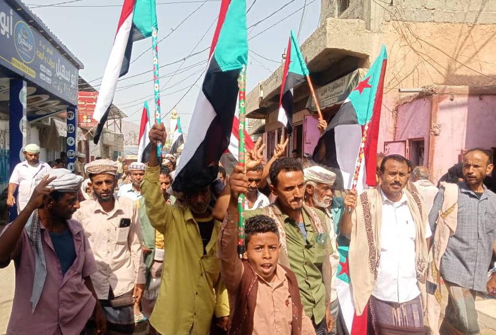 وقفات احتجاجية حاشدة تجتاح مديريات لحج رفضًا لإدراج مدانين بالإرهاب ضمن صفقة تبادل الأسرى وقفات احتجاجية حاشدة تجتاح مديريات لحج رفضًا لإدراج مدانين بالإرهاب ضمن صفقة تبادل الأسرى