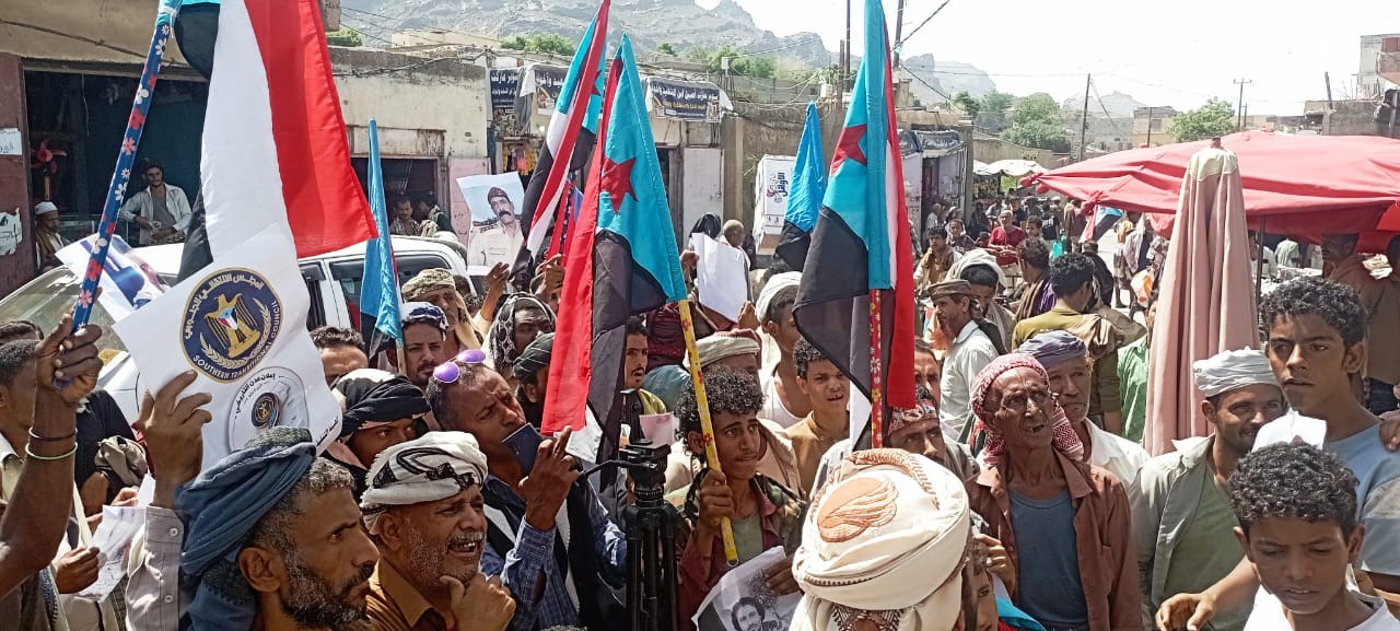وقفات احتجاجية حاشدة تجتاح مديريات لحج رفضًا لإدراج مدانين بالإرهاب ضمن صفقة تبادل الأسرى وقفات احتجاجية حاشدة تجتاح مديريات لحج رفضًا لإدراج مدانين بالإرهاب ضمن صفقة تبادل الأسرى
