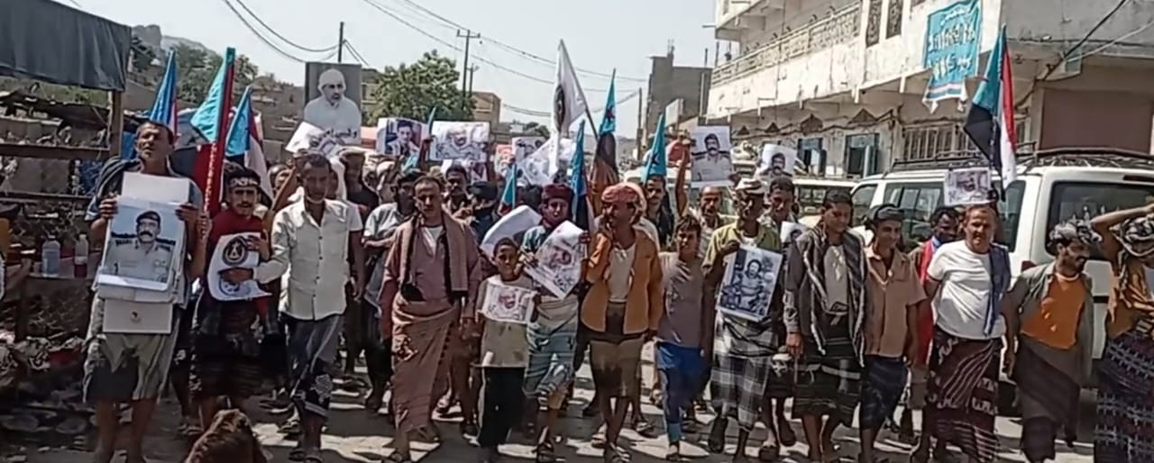 وقفات احتجاجية حاشدة تجتاح مديريات لحج رفضًا لإدراج مدانين بالإرهاب ضمن صفقة تبادل الأسرى وقفات احتجاجية حاشدة تجتاح مديريات لحج رفضًا لإدراج مدانين بالإرهاب ضمن صفقة تبادل الأسرى