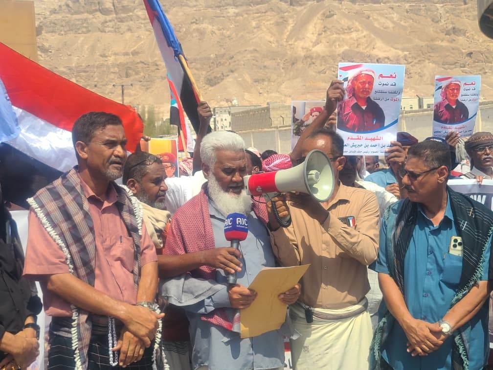 وقفة احتجاجية في سيئون رفضًا لإدراج مدانين بالإرهاب ضمن صفقة تبادل الأسرى وقفة احتجاجية في سيئون رفضًا لإدراج مدانين بالإرهاب ضمن صفقة تبادل الأسرى