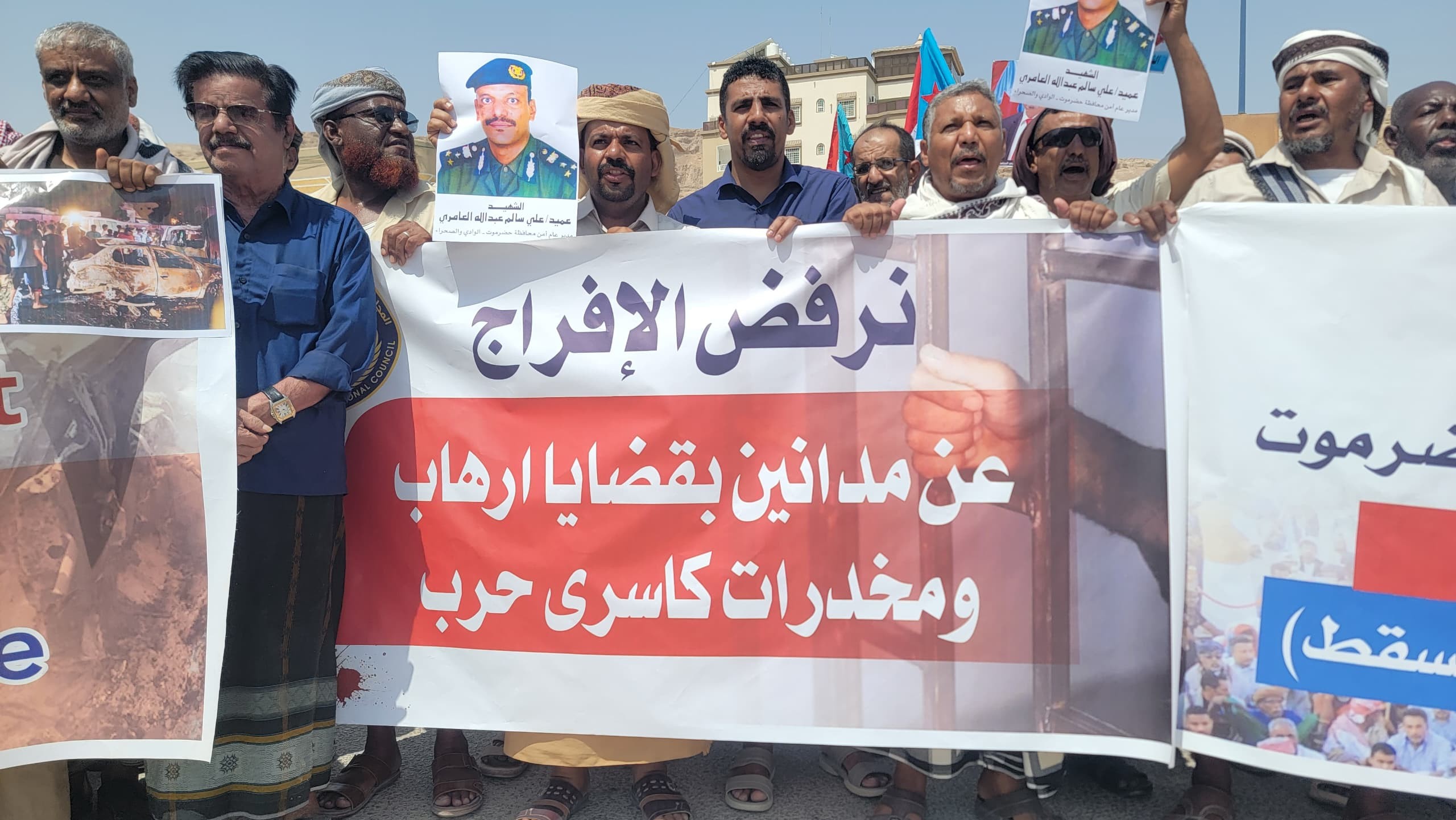 وقفة احتجاجية في سيئون رفضًا لإدراج مدانين بالإرهاب ضمن صفقة تبادل الأسرى وقفة احتجاجية في سيئون رفضًا لإدراج مدانين بالإرهاب ضمن صفقة تبادل الأسرى