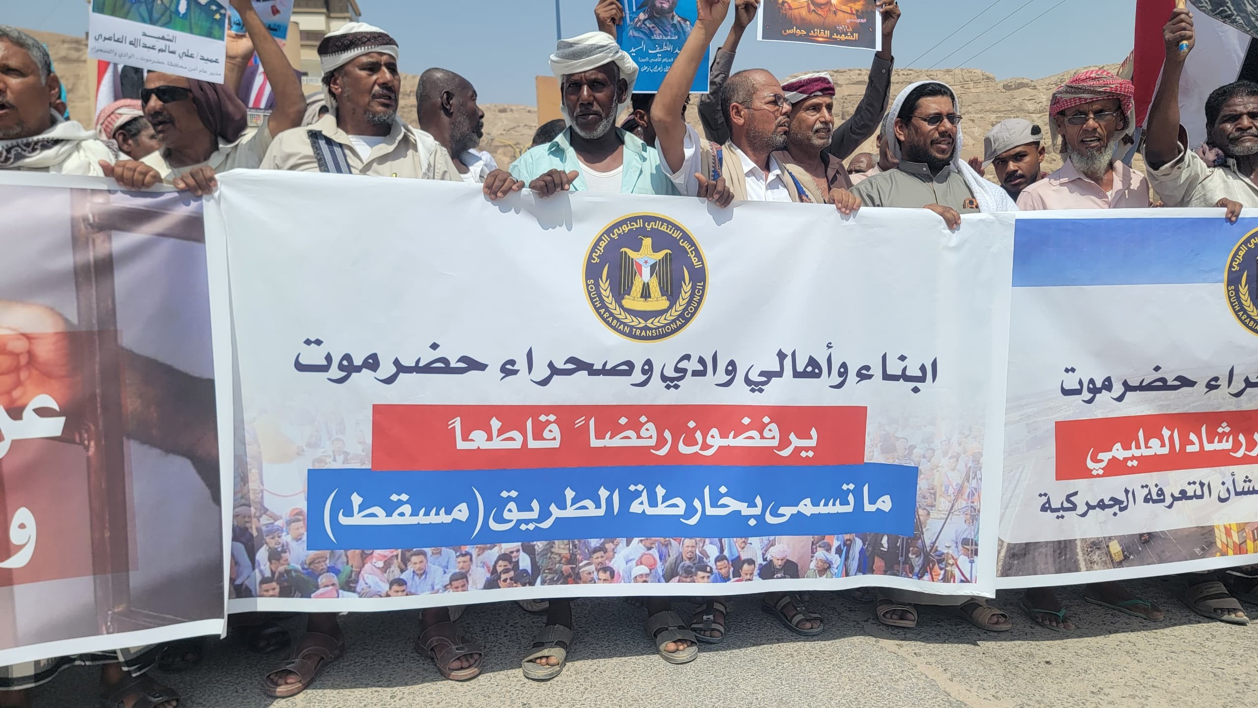 وقفة احتجاجية في سيئون رفضًا لإدراج مدانين بالإرهاب ضمن صفقة تبادل الأسرى وقفة احتجاجية في سيئون رفضًا لإدراج مدانين بالإرهاب ضمن صفقة تبادل الأسرى